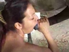 Baixinha pega no pau do cavalo chupa e esfrega nas tetas e na vagina