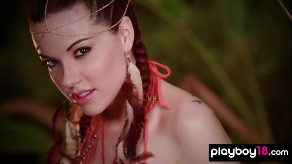 Elizabeth marxs, novinha tatuada, mostra peitos no meio da floresta