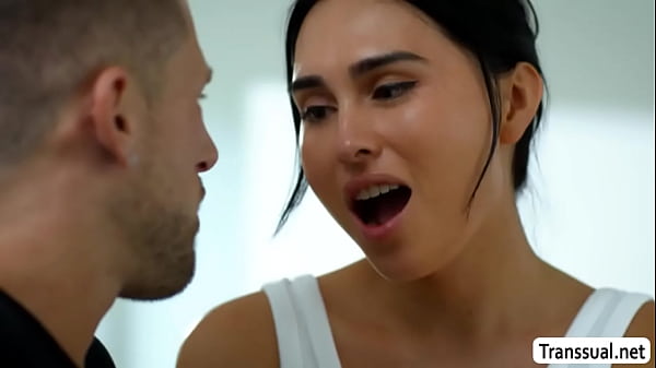 Travesti trapaceia e faz anal quando marido sai